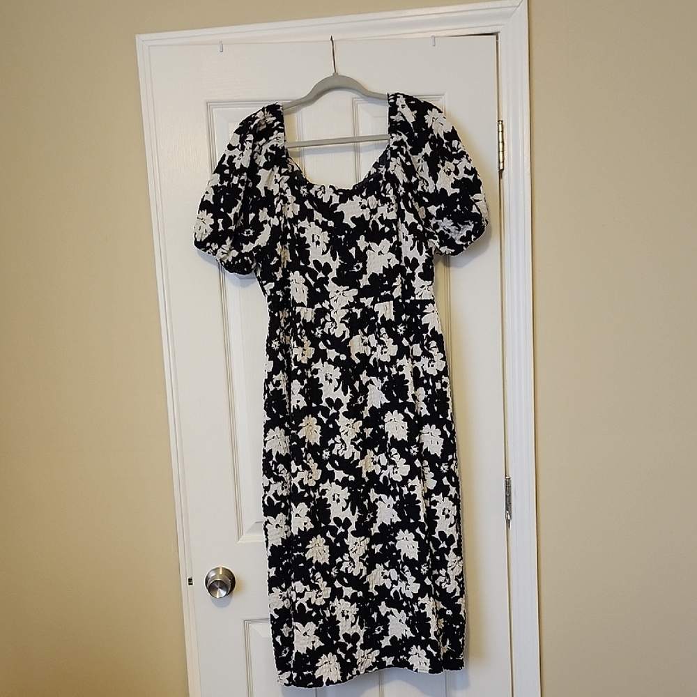 Time and Tru Black and White Floral Puff-Sleeve Midi Dress